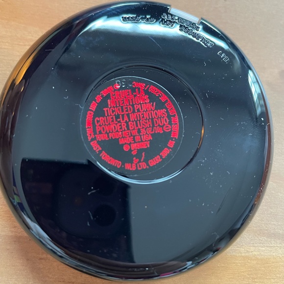 MAC Disney’s Cruella Powder Blush Duo Compact Cruel-La Intentions - Picture 7 of 7
